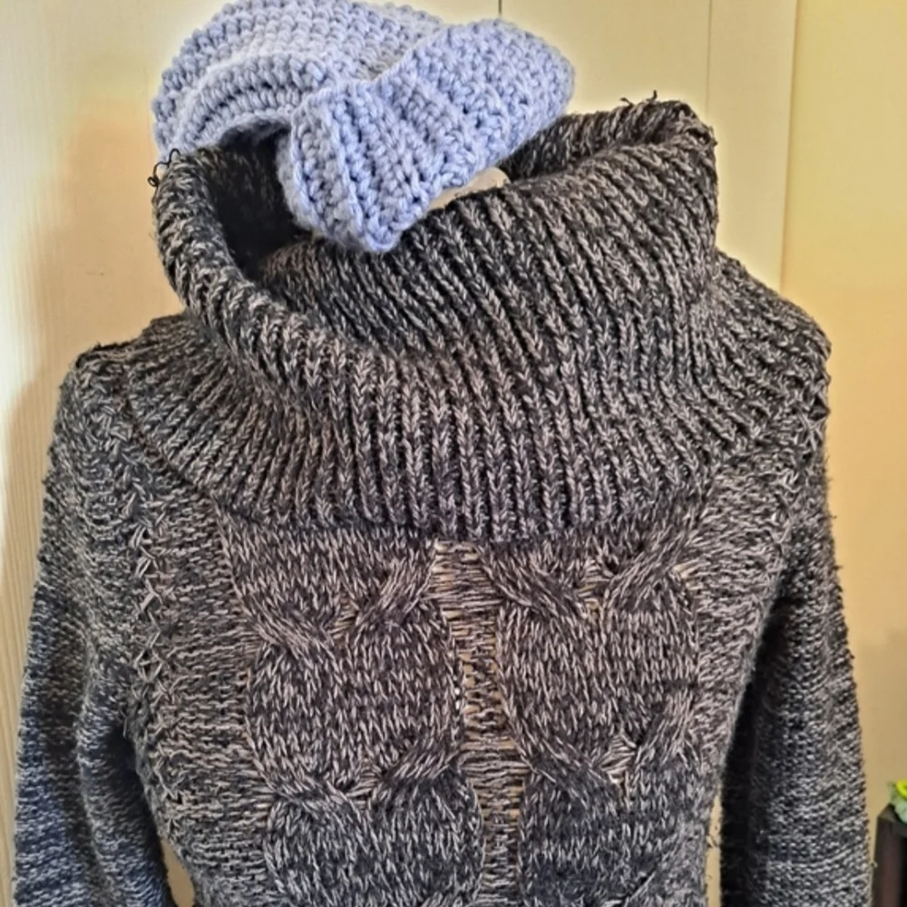 Sweaters. - Picture 2 of 3